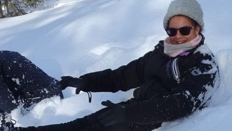 Lena in the snow snowboarding