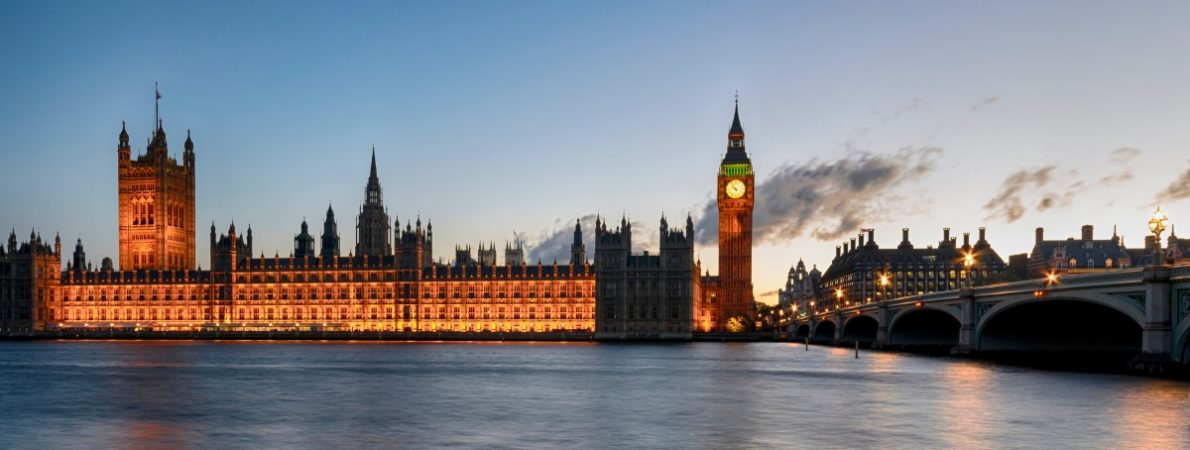 View of the palace of Westminster, Big Ben and Westminster bridge on the right. The photo is taken from the other side of the river.